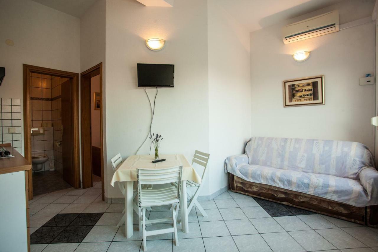 Apartments Pusic โอมิช ภายนอก รูปภาพ